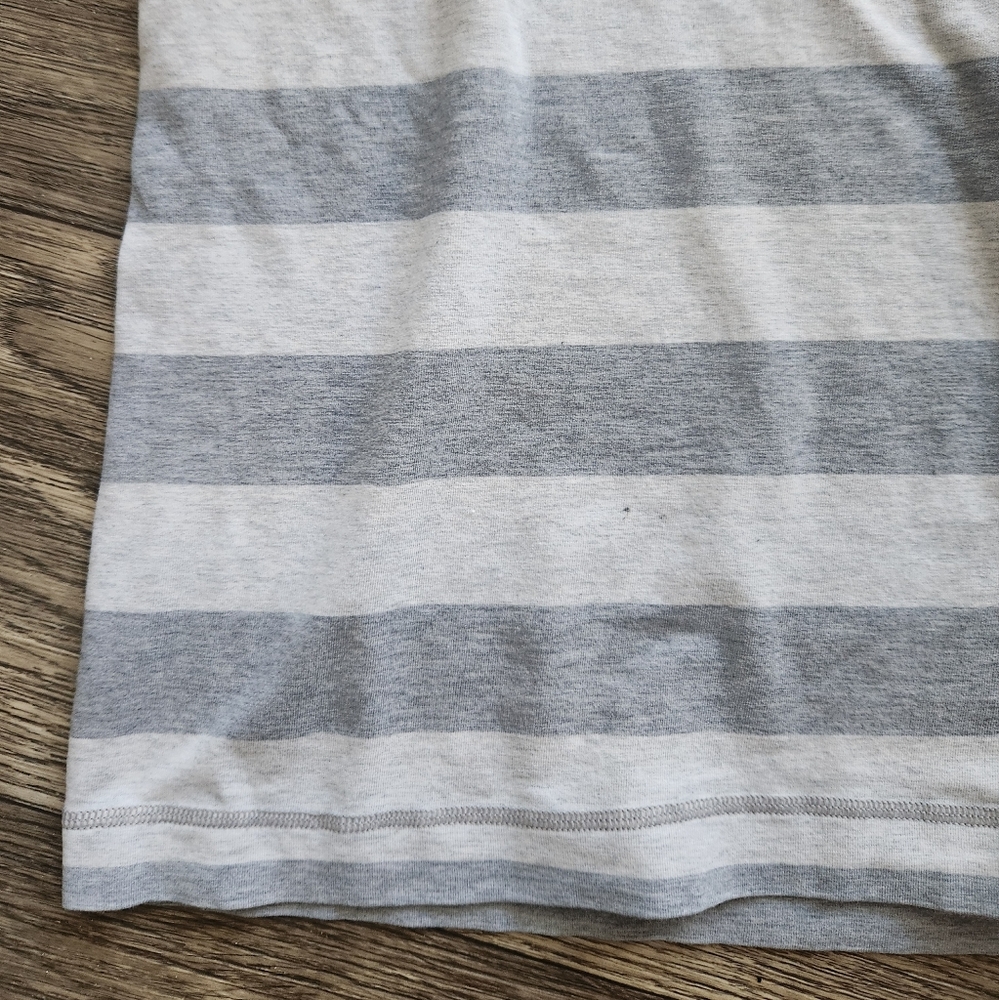 Lululemon Shirt Large Short Sleeve V-Neck Striped Relaxed Fit Athleisure - Picture 3 of 7